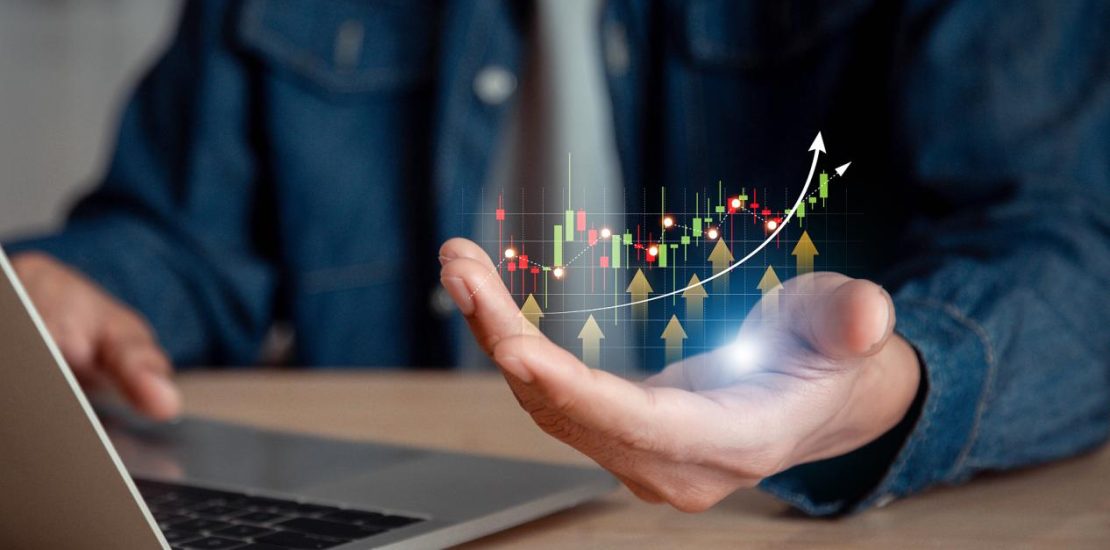 商人分析财务利润和经济增长图表。业务增长图和区块链技术数据分析，业务规划和战略概念。