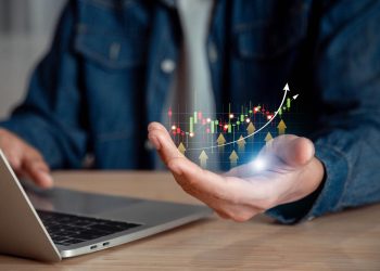 商人分析财务利润和经济增长图表。业务增长图和区块链技术数据分析，业务规划和战略概念。