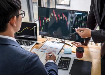 业务团队投资工作与计算机，计划和分析图形股票市场交易与股票图表数据，业务财务投资和技术概念