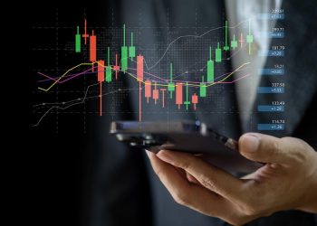 交易者成功使用电话交易股票交易所图币、全球经济、交易者投资者、区块链股票市场加密货币买卖图币和价格图表数据图