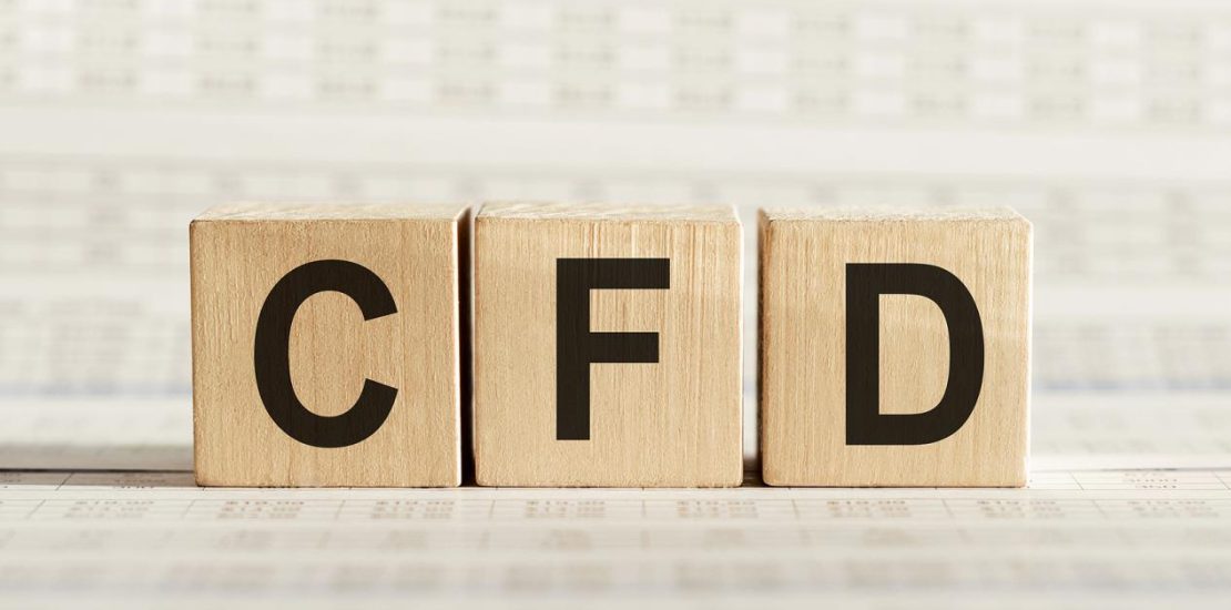 計算流體動力學（CFD）縮寫-合約的差異，在木立方體上，在光的背景下。