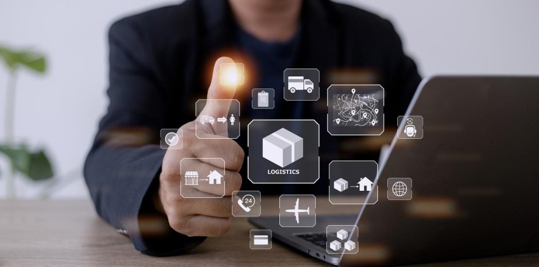 Doanh nhân sử dụng máy tính để trình bày quy trình làm việc của dịch vụ logistics hiện đại, bao gồm các khái niệm về xuất nhập khẩu, hoạt động kho bãi, vận tải, lưu trữ container, phân phối và giao hàng.