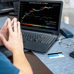 孤独な意思決定者: 金取引は個人的な精神的修行の一形態であると言われるのはなぜですか?