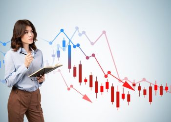 女商人拿着笔记本，跌落图表