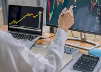 商务团队投资交易，在证券交易所达成交易，开发新方法