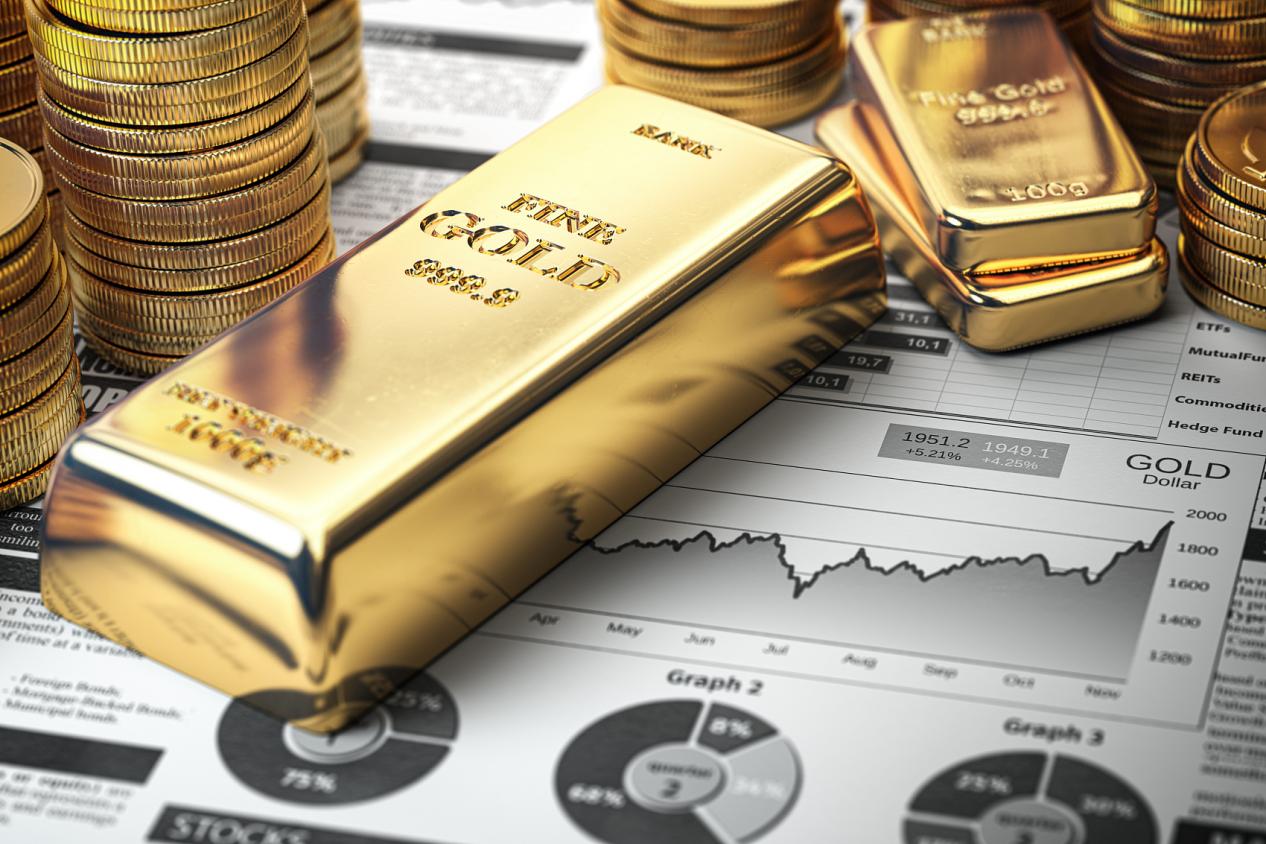 财务报告上的金条、铸锭和硬币。增长黄金对股票市场的概念。